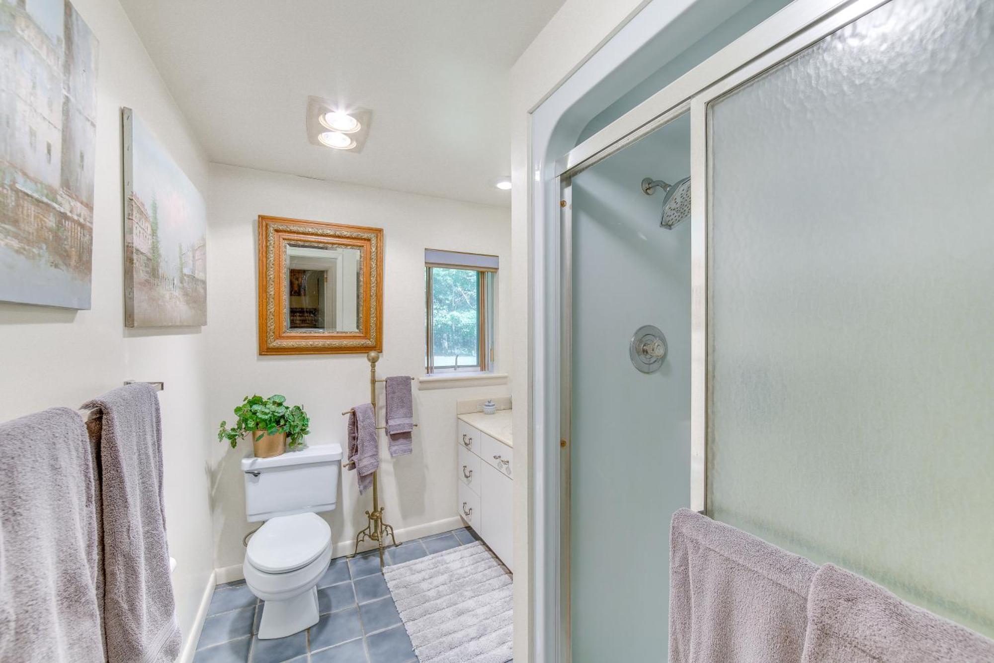 Pet-friendly Vacation On 6 Acres!