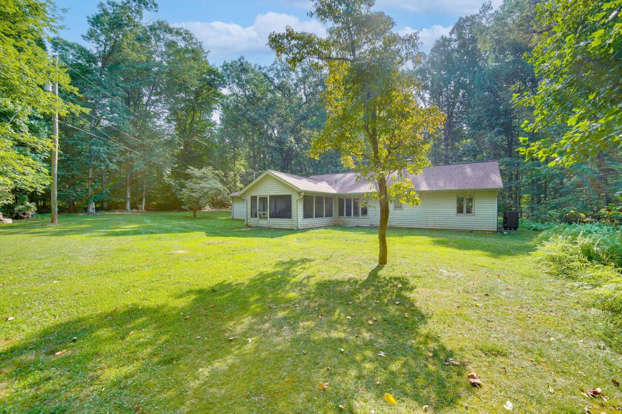 Holiday home Pet-friendly Vacation On 6 Acres!