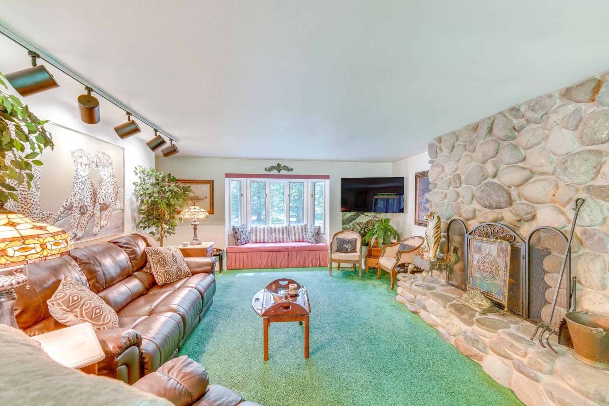 Pet-friendly Vacation On 6 Acres! *