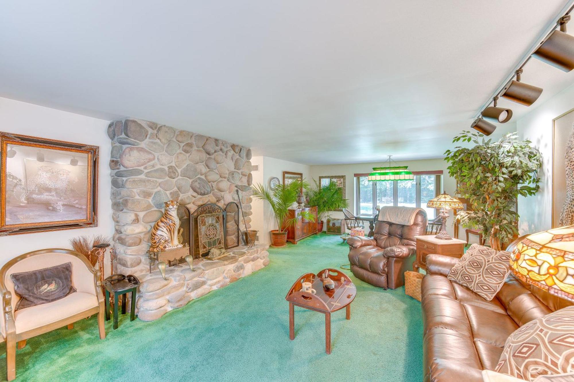 Pet-friendly Vacation On 6 Acres!